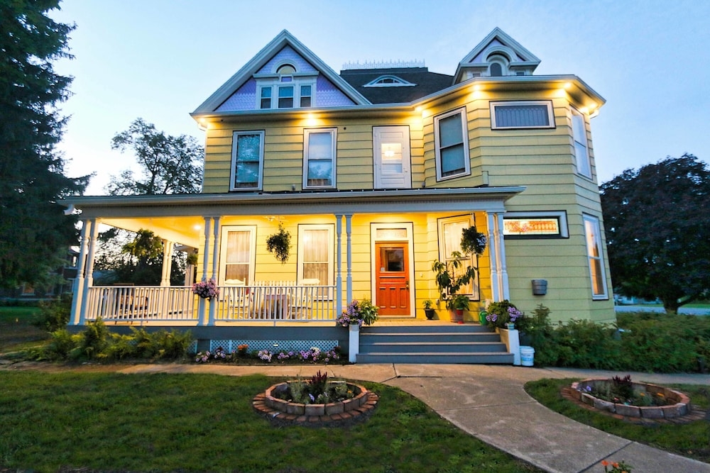 숙박 시설 정면 - 저녁/밤