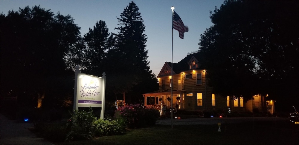 숙박 시설 정면 - 저녁/밤