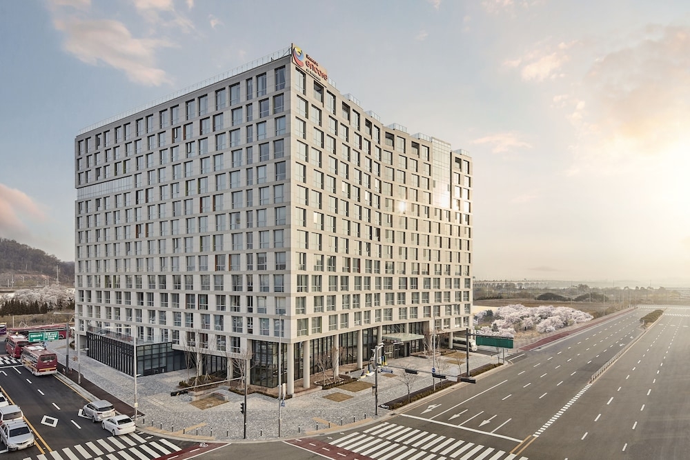 숙박 시설 정면 - 저녁/밤