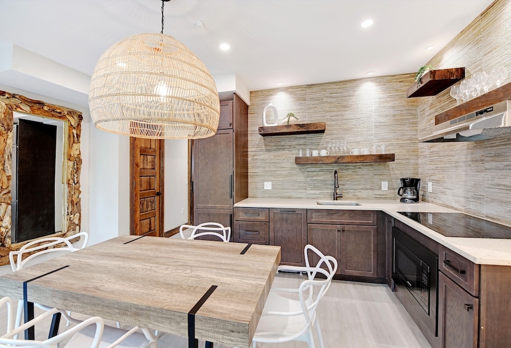 객실 내 식사 공간