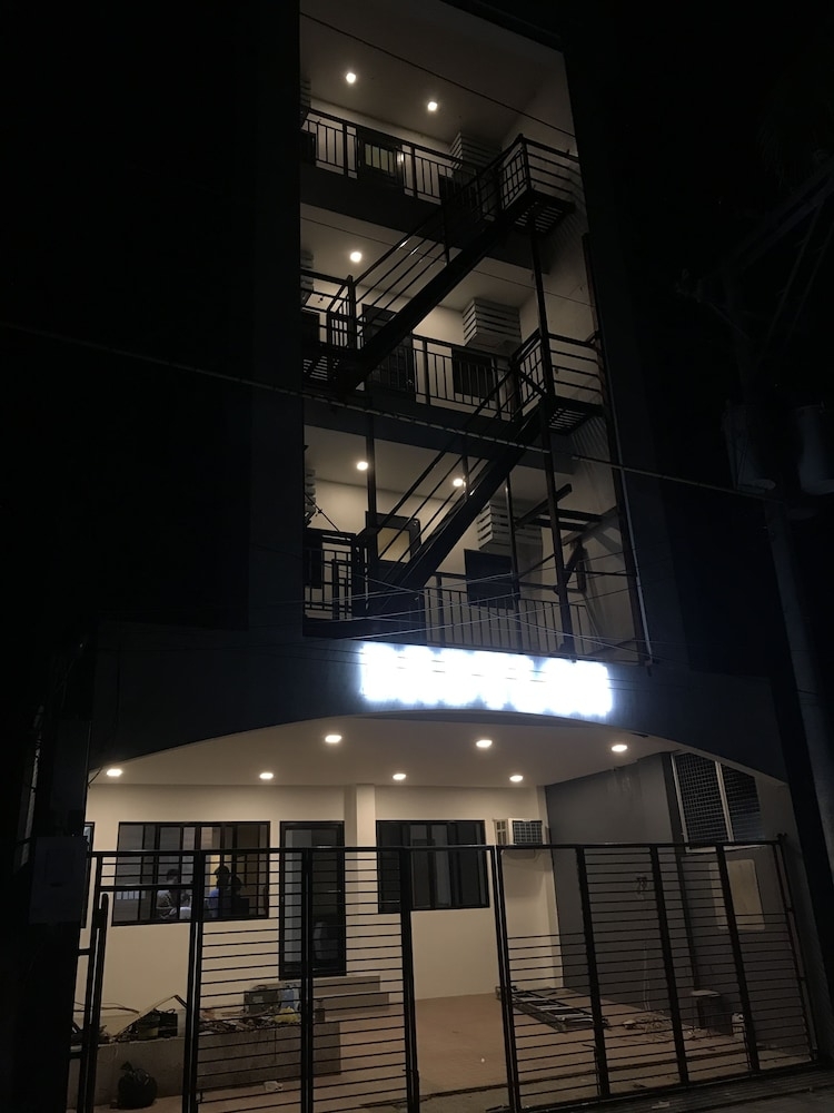 숙박 시설 정면 - 저녁/밤