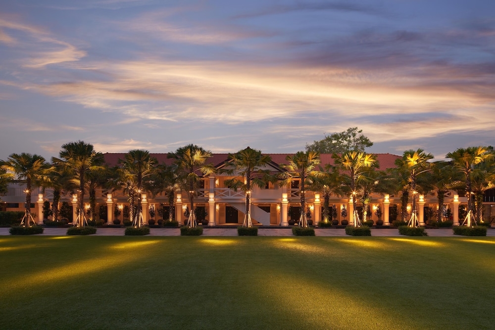 숙박 시설 정면 - 저녁/밤