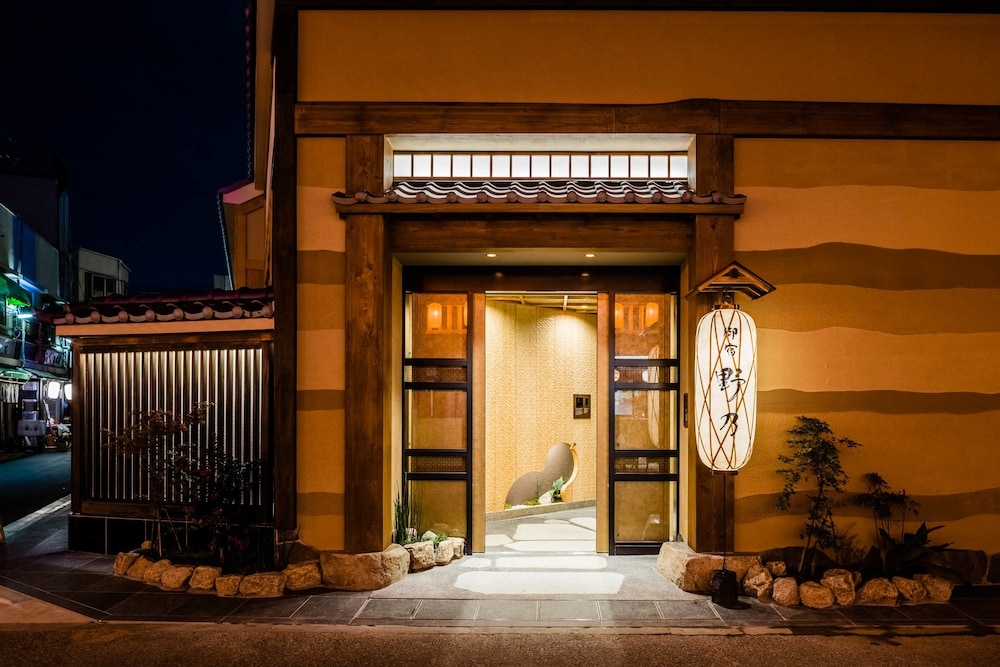 숙박 시설 입구