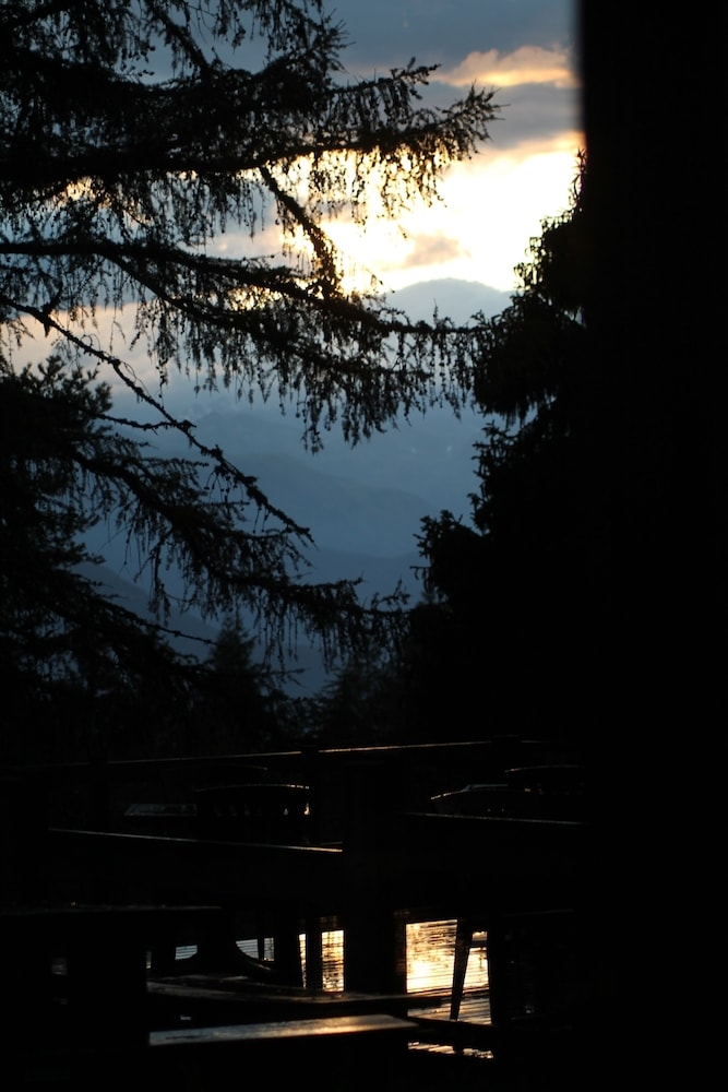 숙박 시설 정면 - 저녁/밤