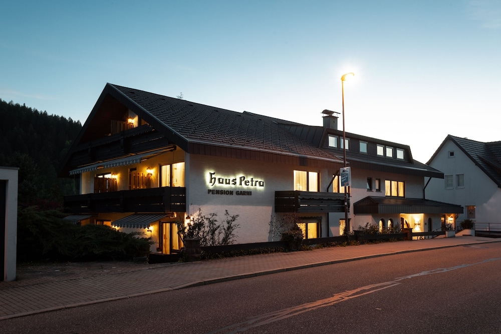 숙박 시설 정면 - 저녁/밤