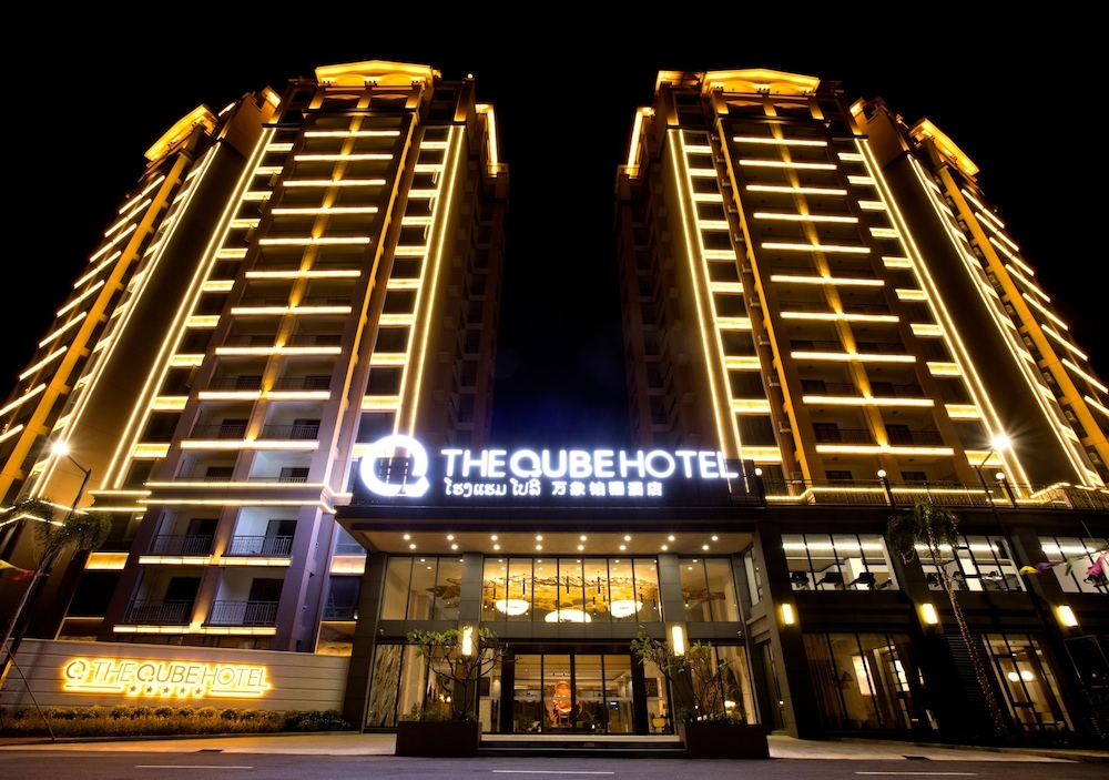 숙박 시설 정면 - 저녁/밤