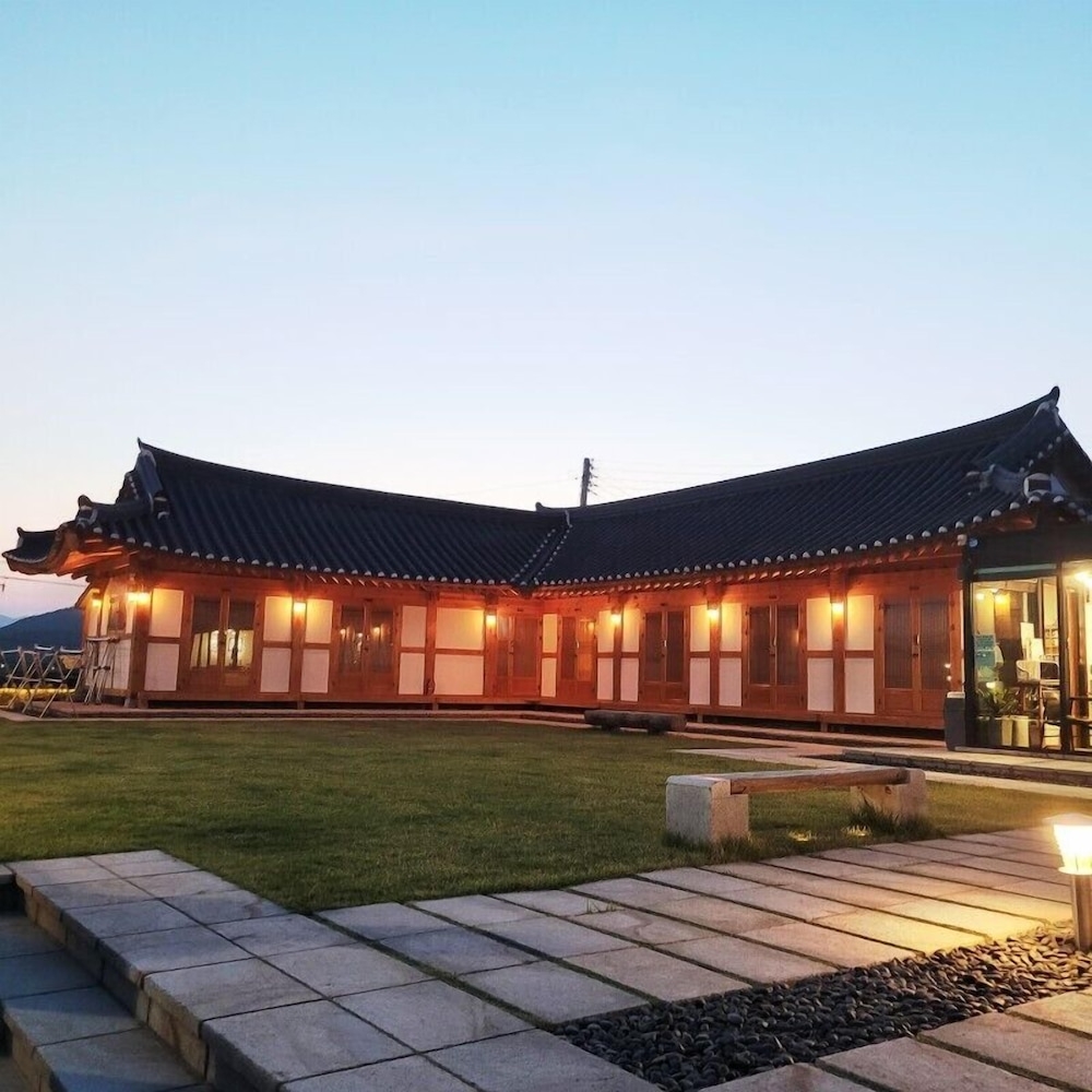 숙박 시설 정면 - 저녁/밤