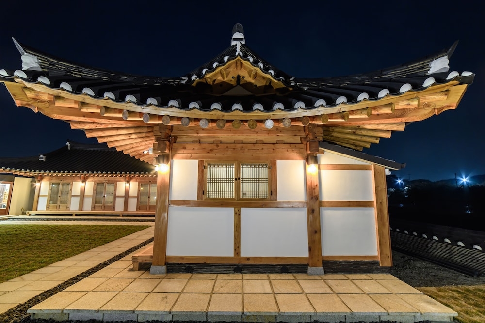 숙박 시설 정면 - 저녁/밤