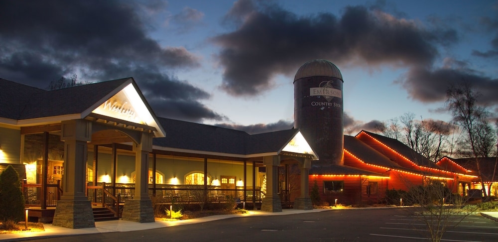 숙박 시설 정면 - 저녁/밤