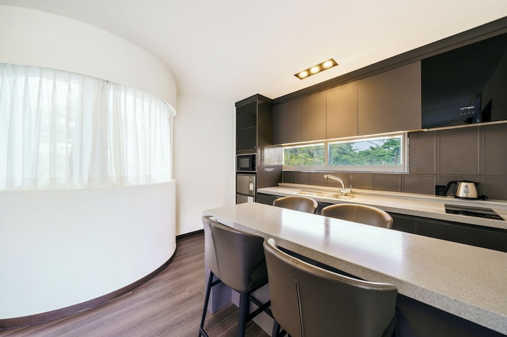 객실 내 식사 공간