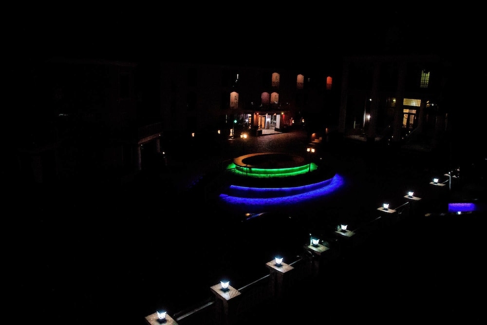 숙박 시설 정면 - 저녁/밤