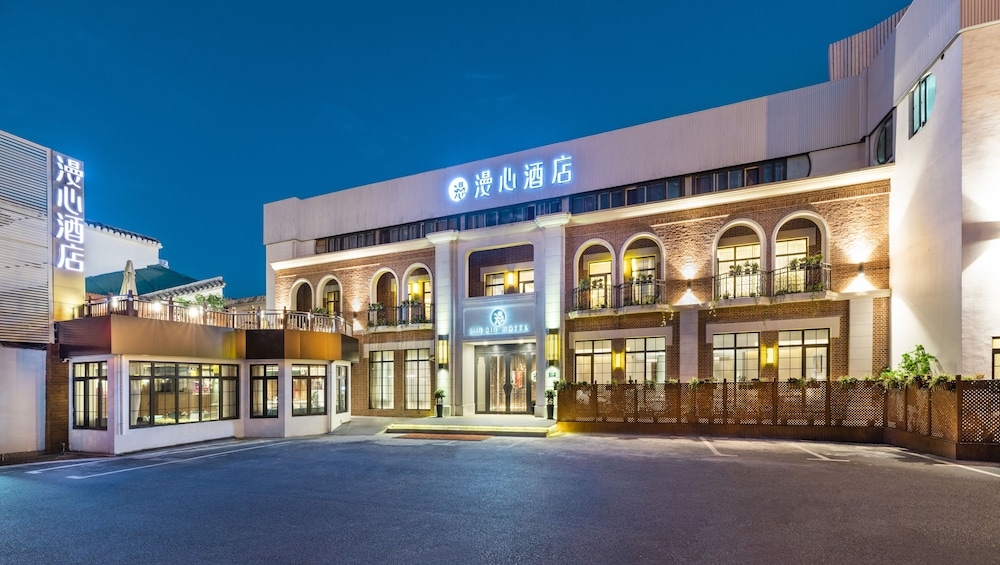 숙박 시설 정면 - 저녁/밤