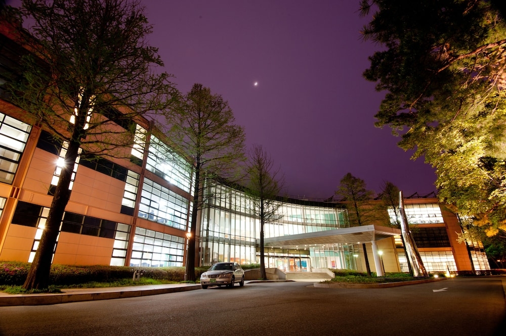 숙박 시설 정면 - 저녁/밤