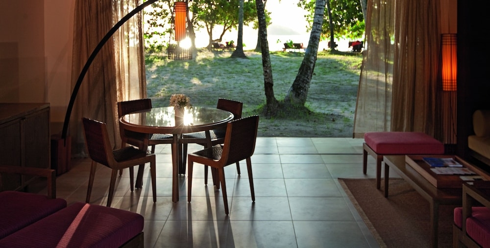 객실 내 식사 공간