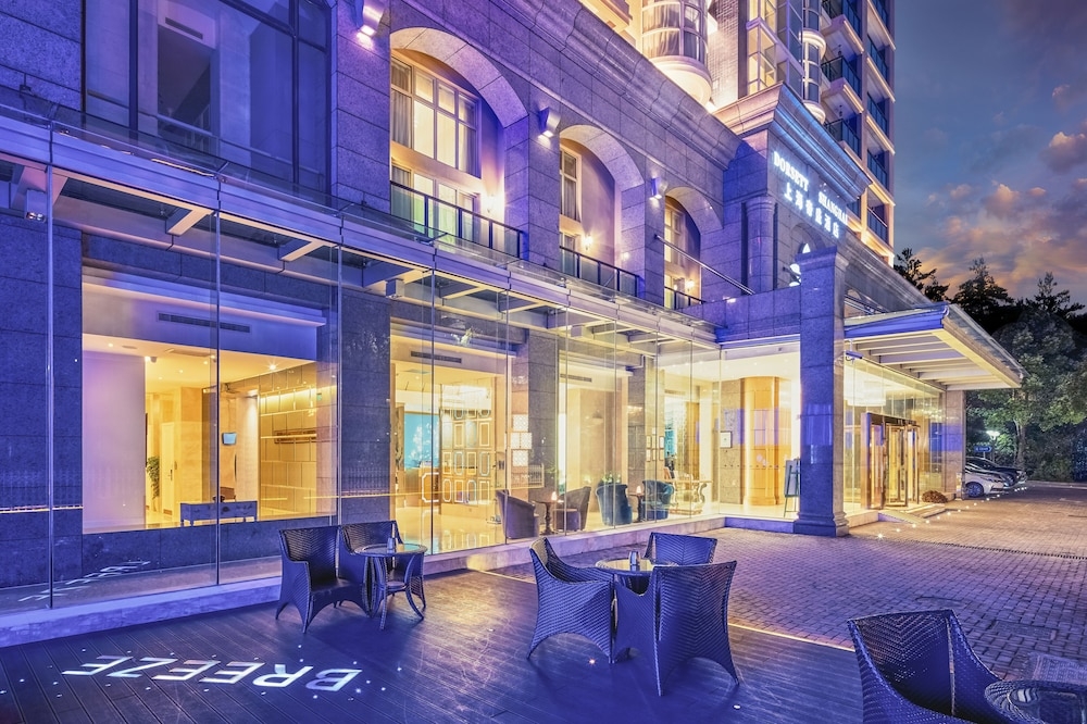 숙박 시설 정면 - 저녁/밤