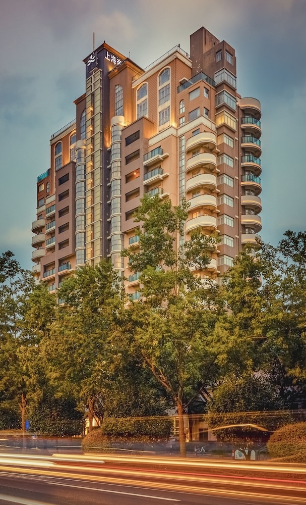 숙박 시설 정면 - 저녁/밤