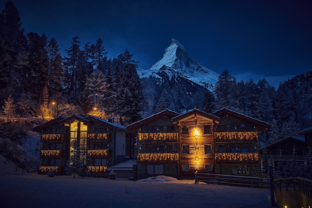 숙박 시설 정면 - 저녁/밤