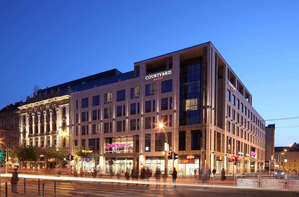 숙박 시설 정면 - 저녁/밤