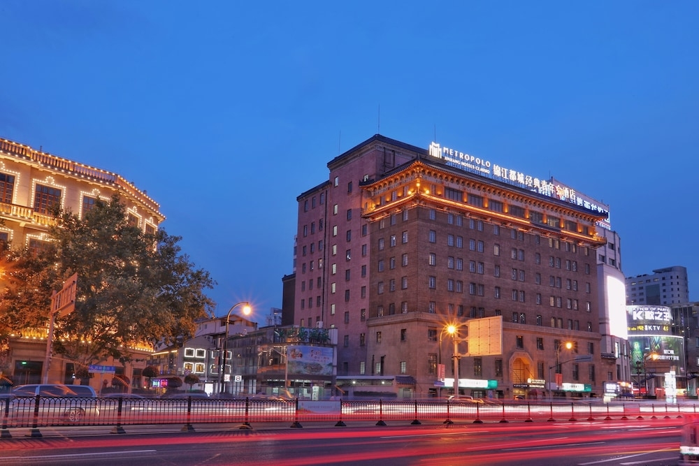 숙박 시설 정면 - 저녁/밤