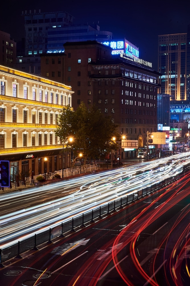 숙박 시설 정면 - 저녁/밤