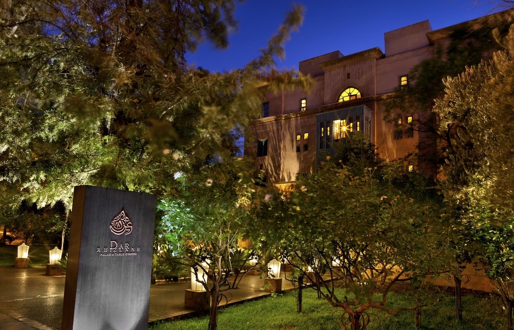 숙박 시설 정면 - 저녁/밤