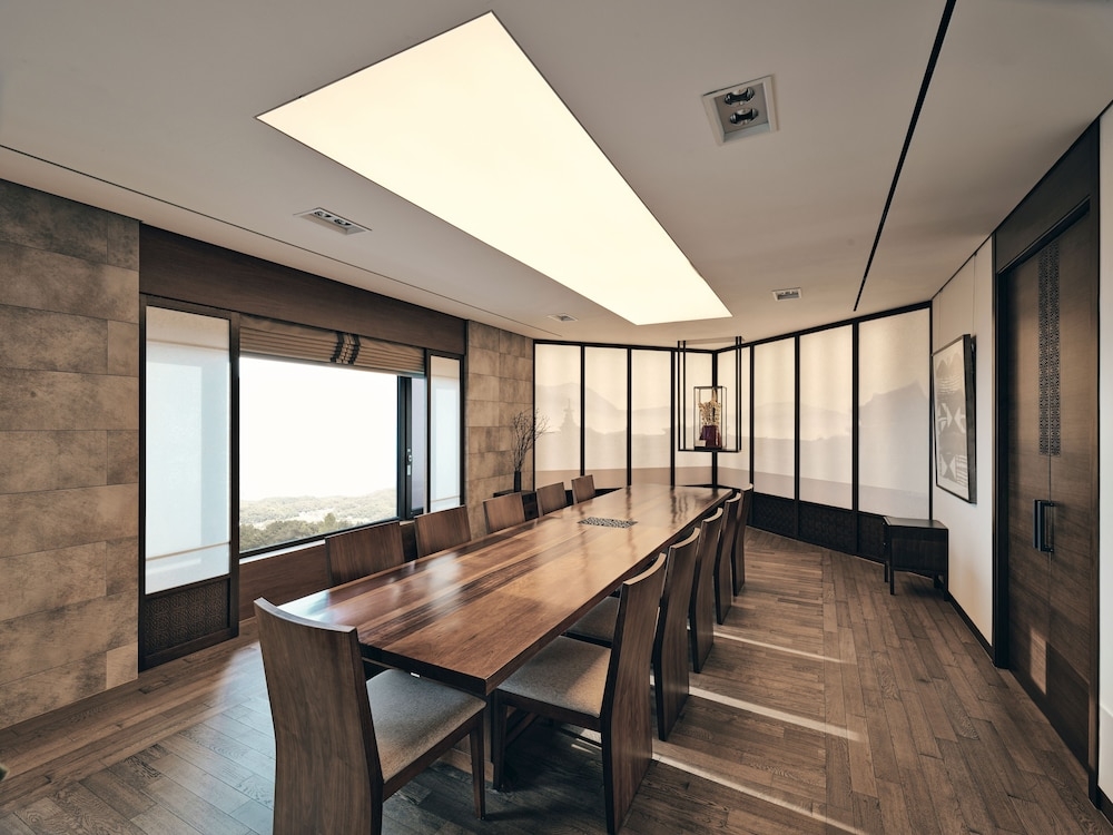 객실 내 식사 공간