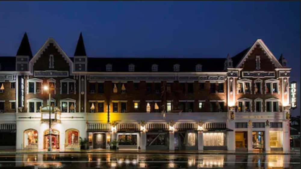 숙박 시설 정면 - 저녁/밤