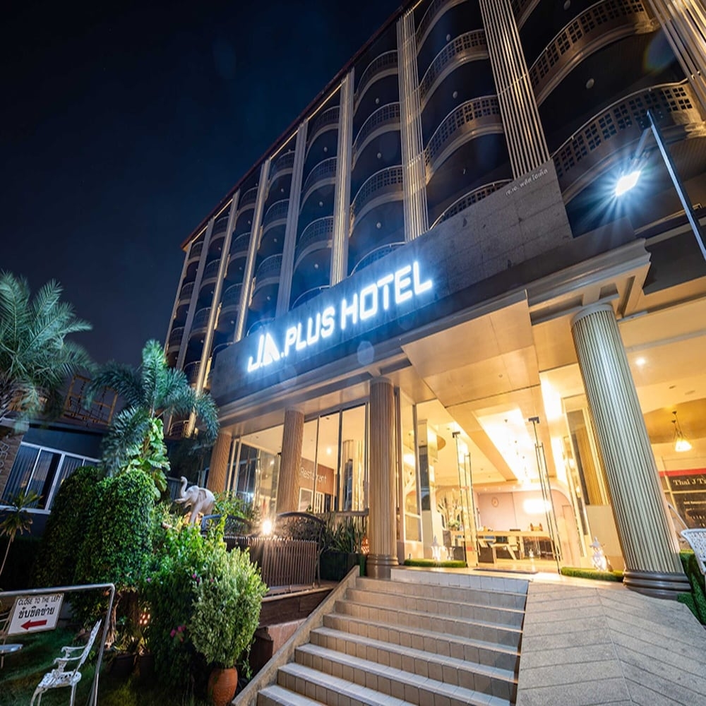 숙박 시설 정면 - 저녁/밤