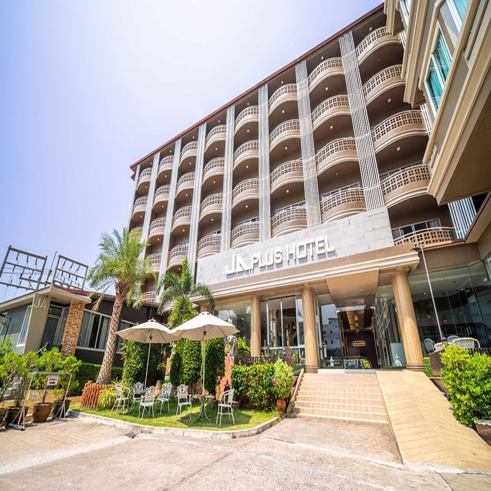 숙박 시설 정면 - 저녁/밤