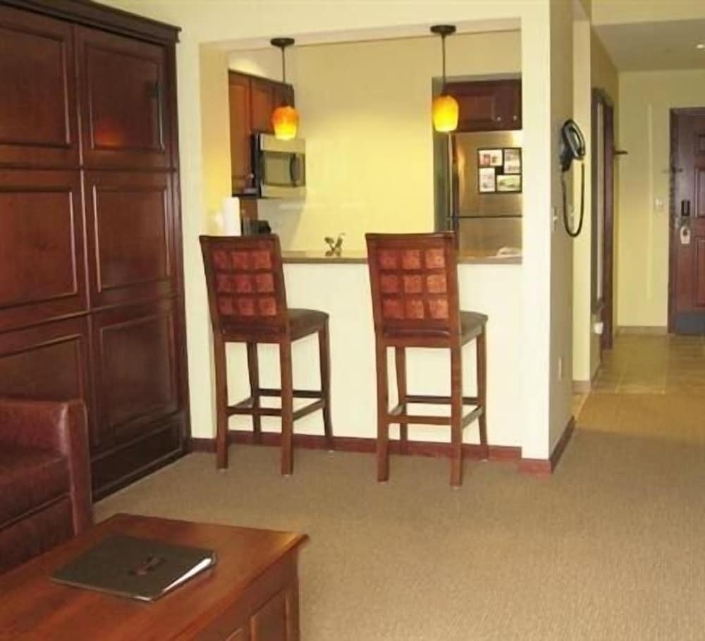 객실 내 식사 공간