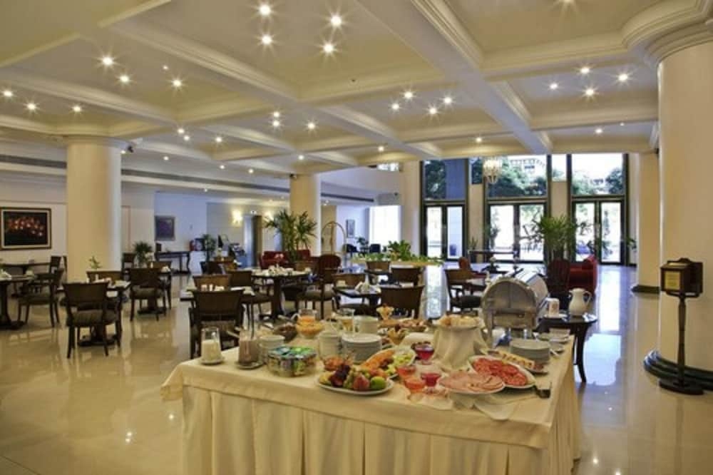 뷔페 아침 식사