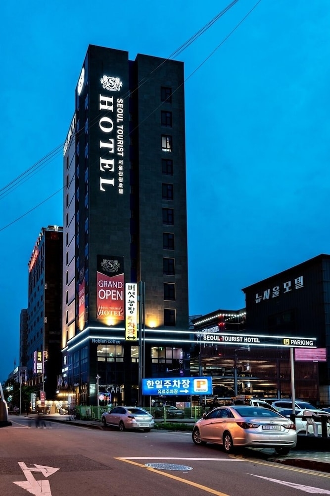 숙박 시설 정면 - 저녁/밤