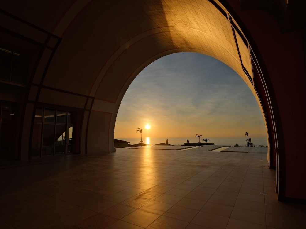 숙박 시설 정면 - 저녁/밤