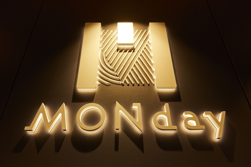 숙박 시설 정면 - 저녁/밤