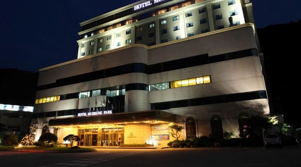 숙박 시설 정면 - 저녁/밤