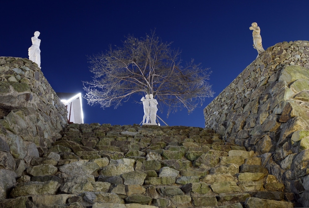 숙박 시설 정면 - 저녁/밤