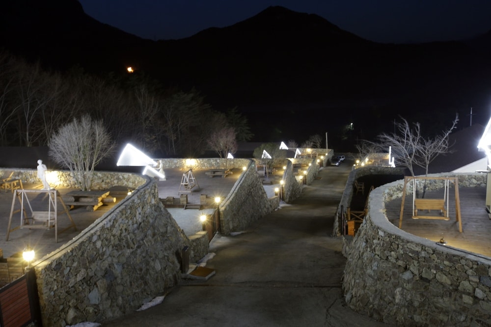 숙박 시설 정면 - 저녁/밤