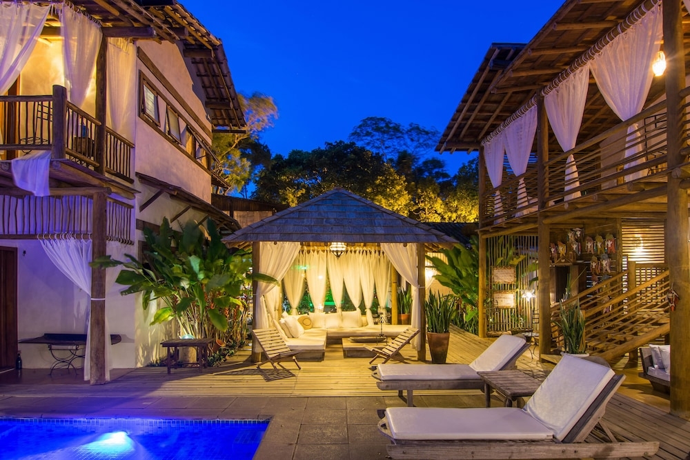 숙박 시설 정면 - 저녁/밤