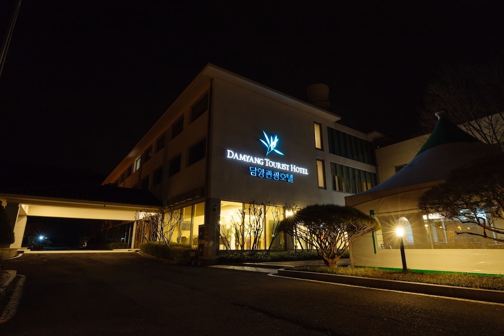 숙박 시설 정면 - 저녁/밤