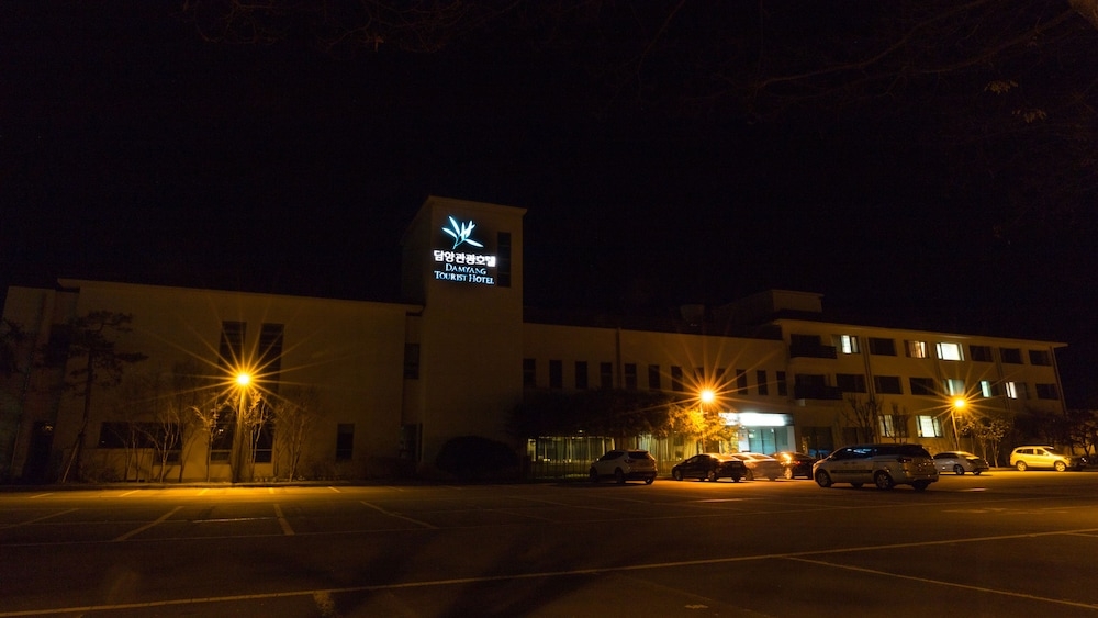 숙박 시설 정면 - 저녁/밤