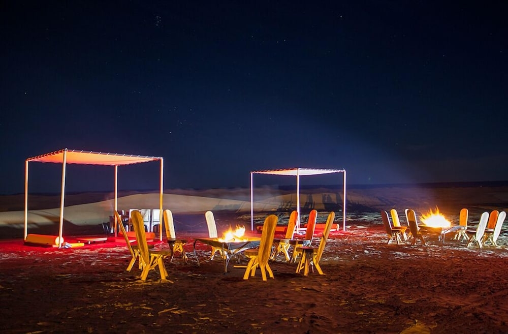 숙박 시설 정면 - 저녁/밤