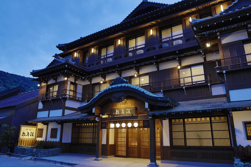 숙박 시설 정면 - 저녁/밤