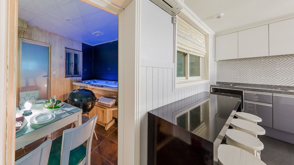 객실 내 식사 공간