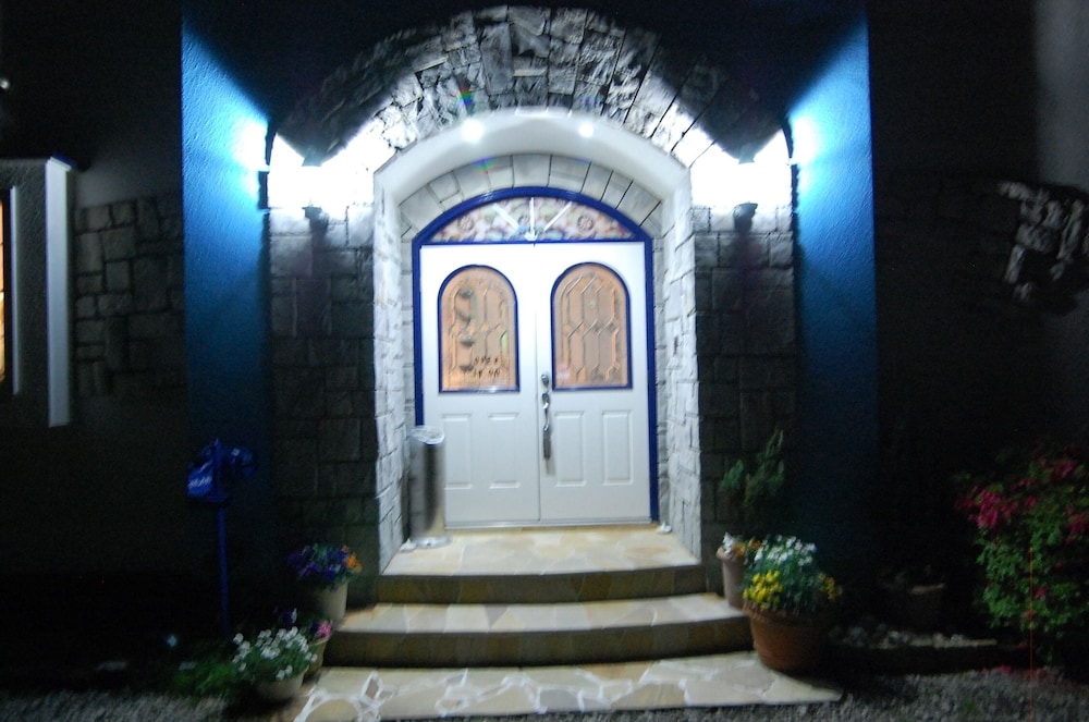 숙박 시설 정면 - 저녁/밤