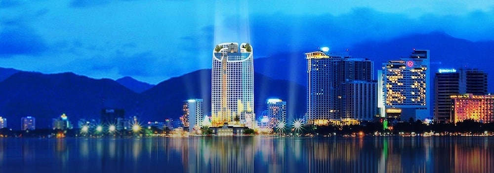 숙박 시설 정면 - 저녁/밤