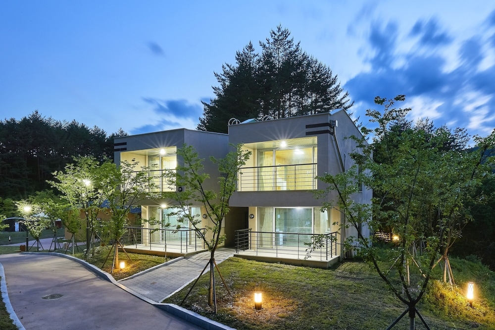 숙박 시설 정면 - 저녁/밤