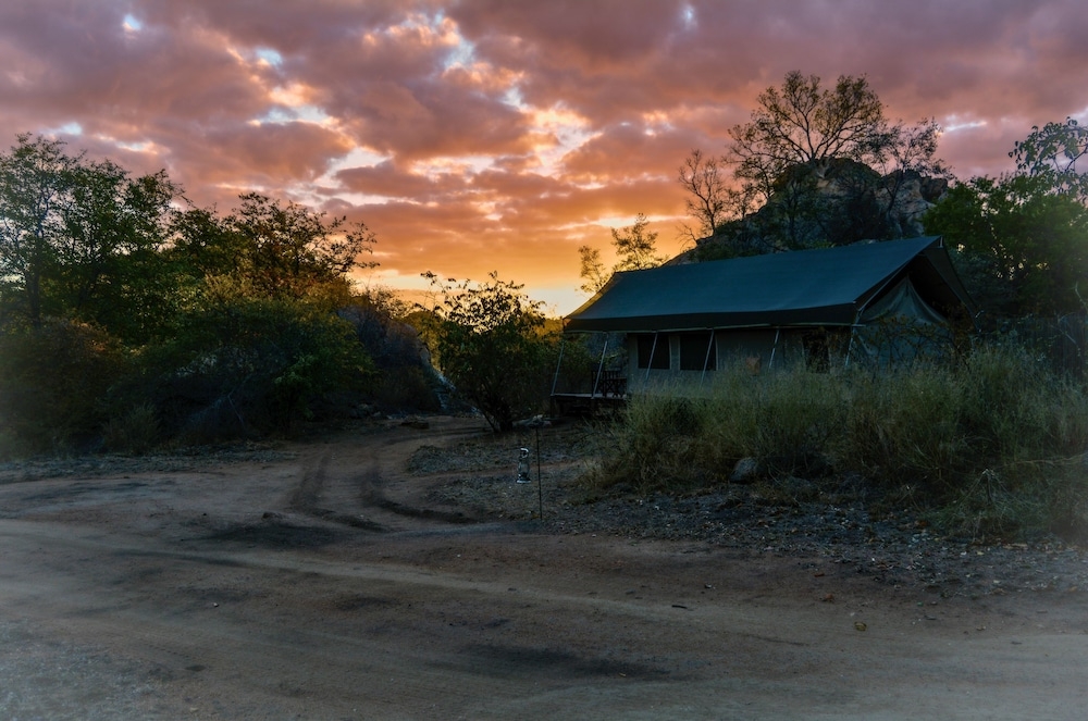 숙박 시설 정면 - 저녁/밤