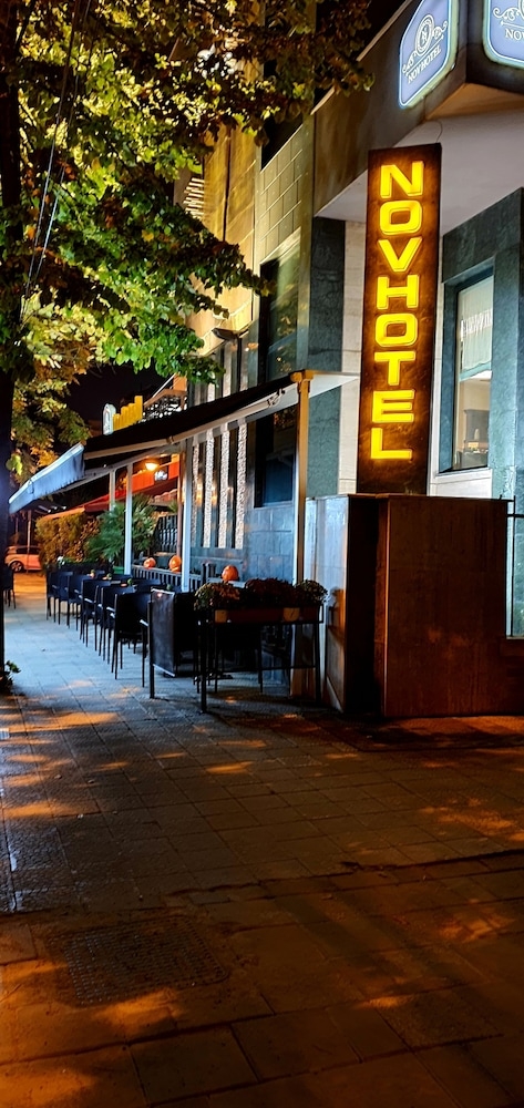 숙박 시설 정면 - 저녁/밤