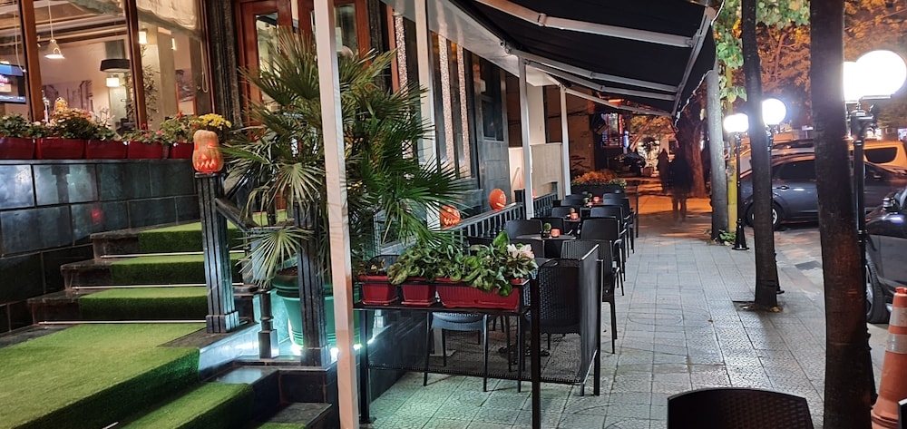 숙박 시설 정면 - 저녁/밤