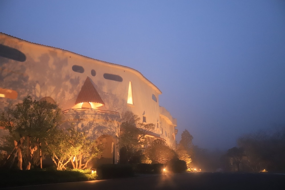 숙박 시설 정면 - 저녁/밤